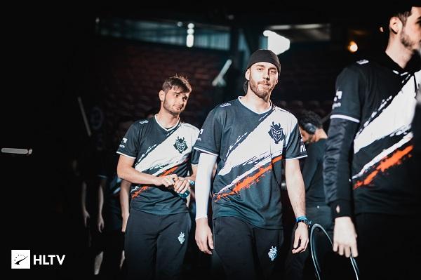 热闹氛围中 热闹氛围中